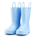 Kinder neue modische blaue Farbe wasserdichte Naturmaterial Regenstiefel Easy-on-Griffe Schuhe